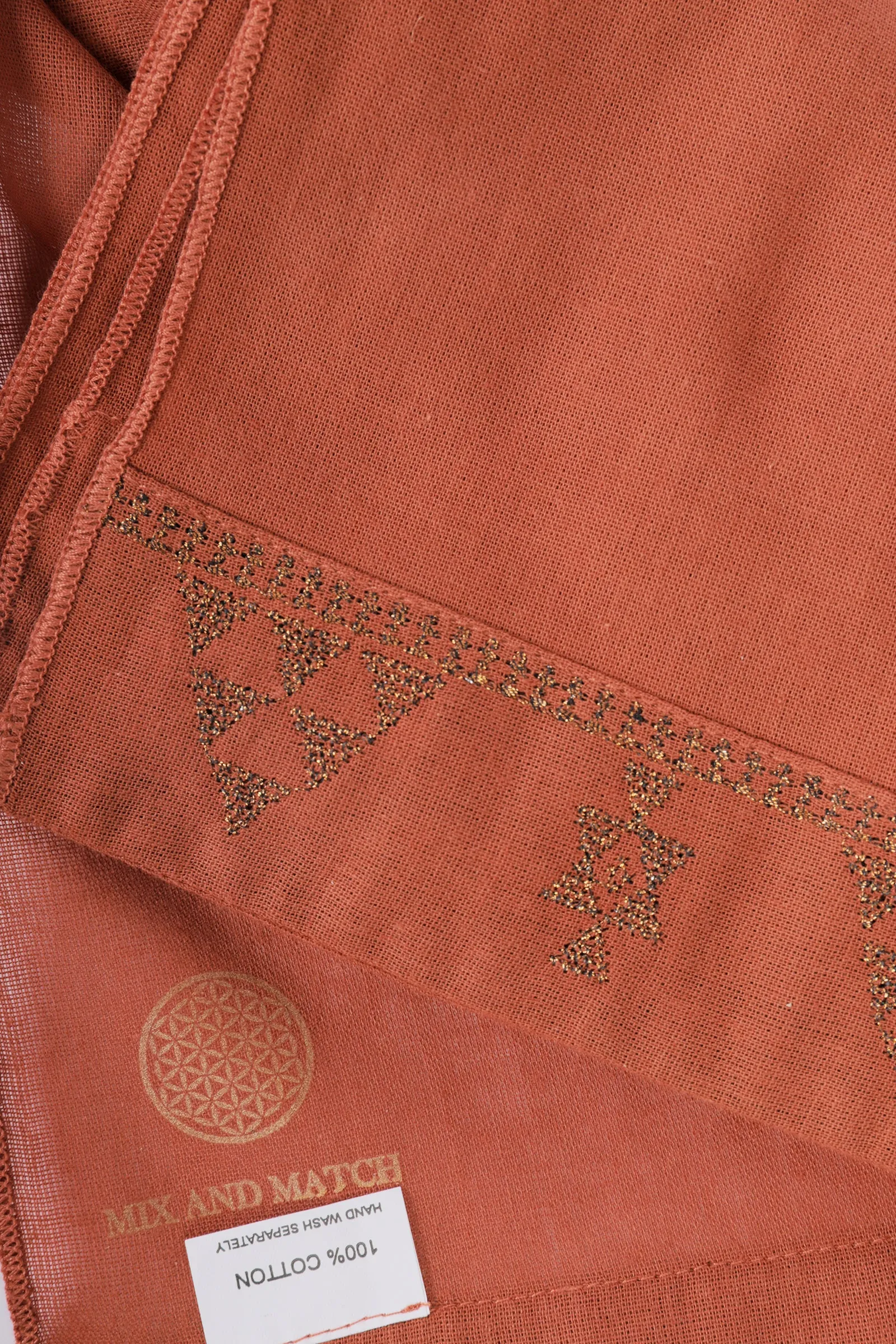 Embroidered shawl in cotton gauze.